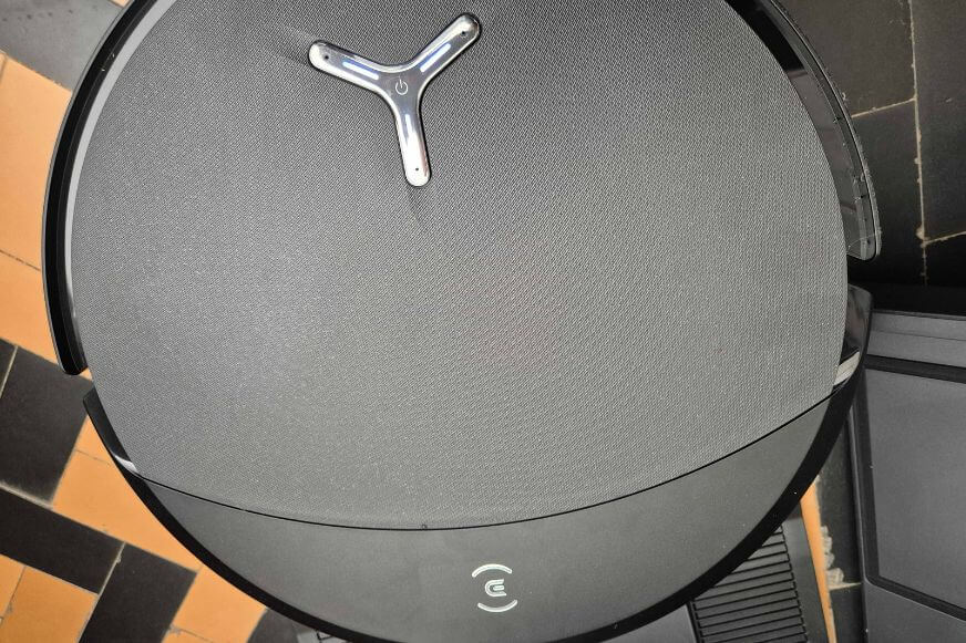 Draufsicht auf den ECOVACS DEEBOT T90 PRO OMNI. Mattes Gehäuse mit strukturierter Texturoberfläche und silbernem ECOVACS-Logo.